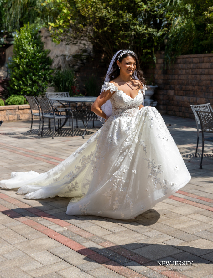 Catch me if you can pose